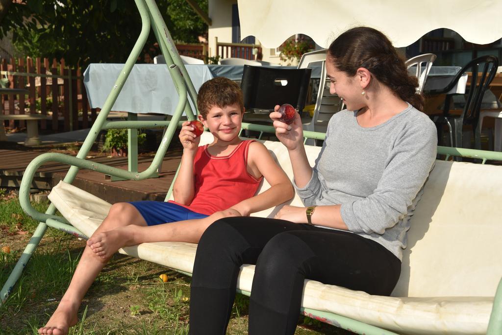 Nuriel Fruit & Guest House Sheʼar Yashuv Exterior foto